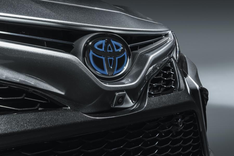 Логотип Toyota Camry Hybrid XSE 2020 года  (NA) (фото 10 из 12)